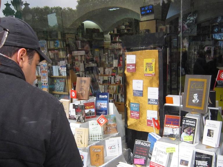 Zwei Passanten betrachten am 20.01.2011 die Auslage eines Buchladens in Tunis. Erstmals liegen zahlreiche bislang verbotene Bücher in der Auslage.