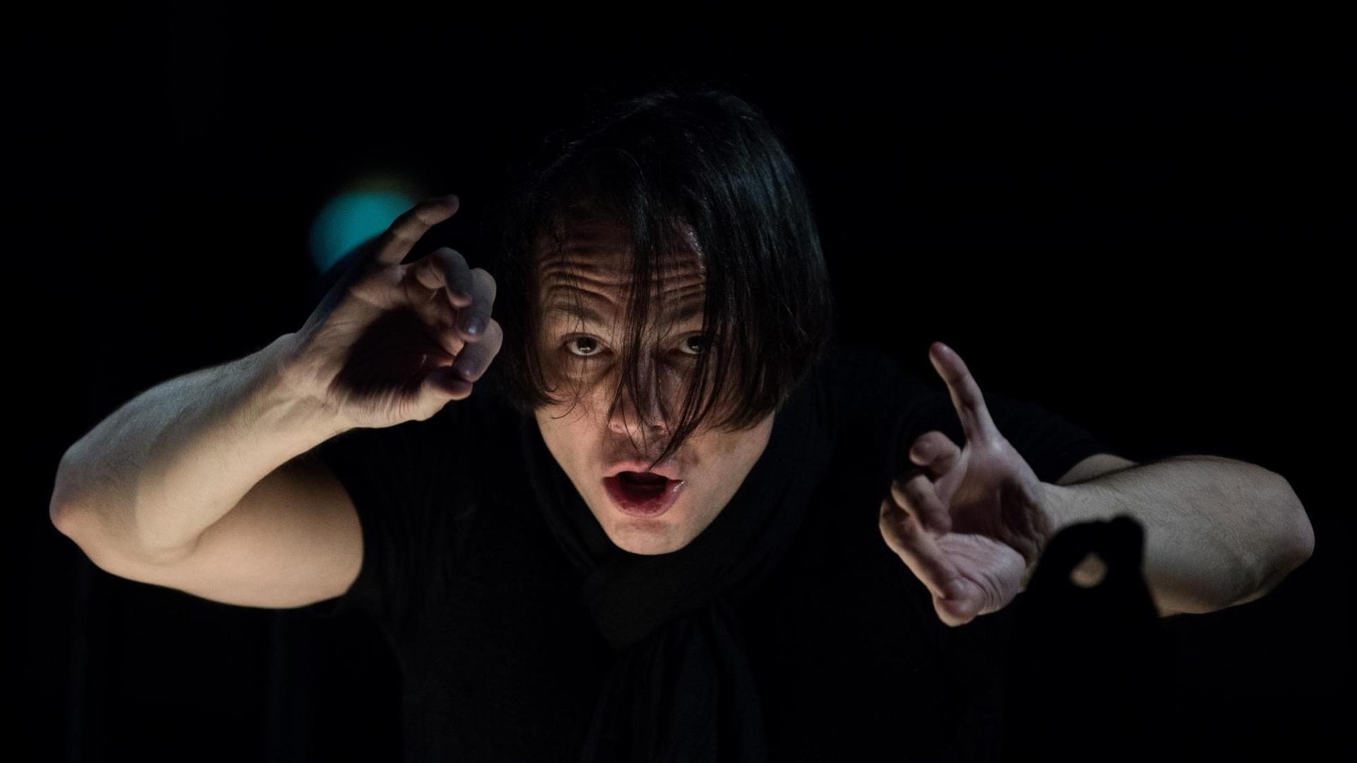Der griechische Dirigent Teodor Currentzis dirigiert am 07.11.2017 in Baden-Baden (Baden-Württemberg) im Festspielhaus die Oper La Boheme. Der griechische Dirigent Teodor Currentzis dirigiert am 07.11.2017 in Baden-Baden (Baden-Württemberg) im Festspielhaus die Oper La Boheme.