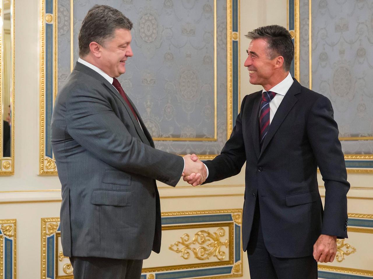 Der ukrainische Präsident Petro Poroschenko mit Nato-Chef Anders Fogh Rasmussen bei dessen Besuch in Kiew. Der ukrainische Präsident Petro Poroschenko mit Nato-Chef Anders Fogh Rasmussen bei dessen Besuch in Kiew.