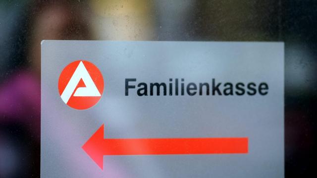 ARCHIV - 30.06.2011, Berlin: Ein Logo weist auf die Familienkasse in der Agentur für Arbeit hin.