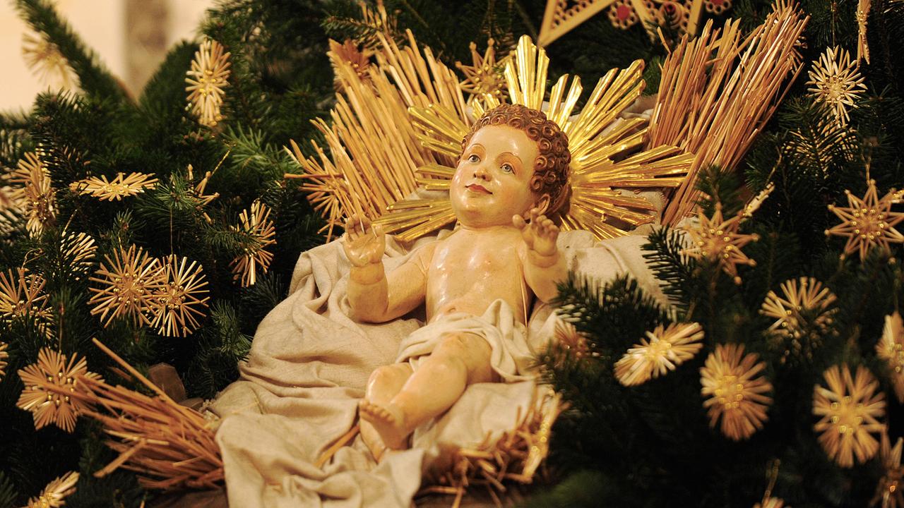 Eine geschnitzte Christkindfigur. Eine geschnitzte Christkindfigur.