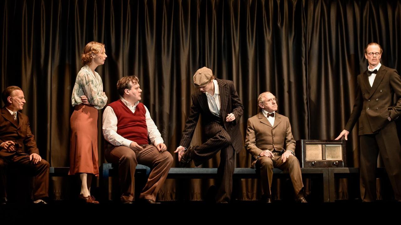 Szene aus "Wartesaal" mit dem Ensemble. Szene aus "Wartesaal" mit dem Ensemble.