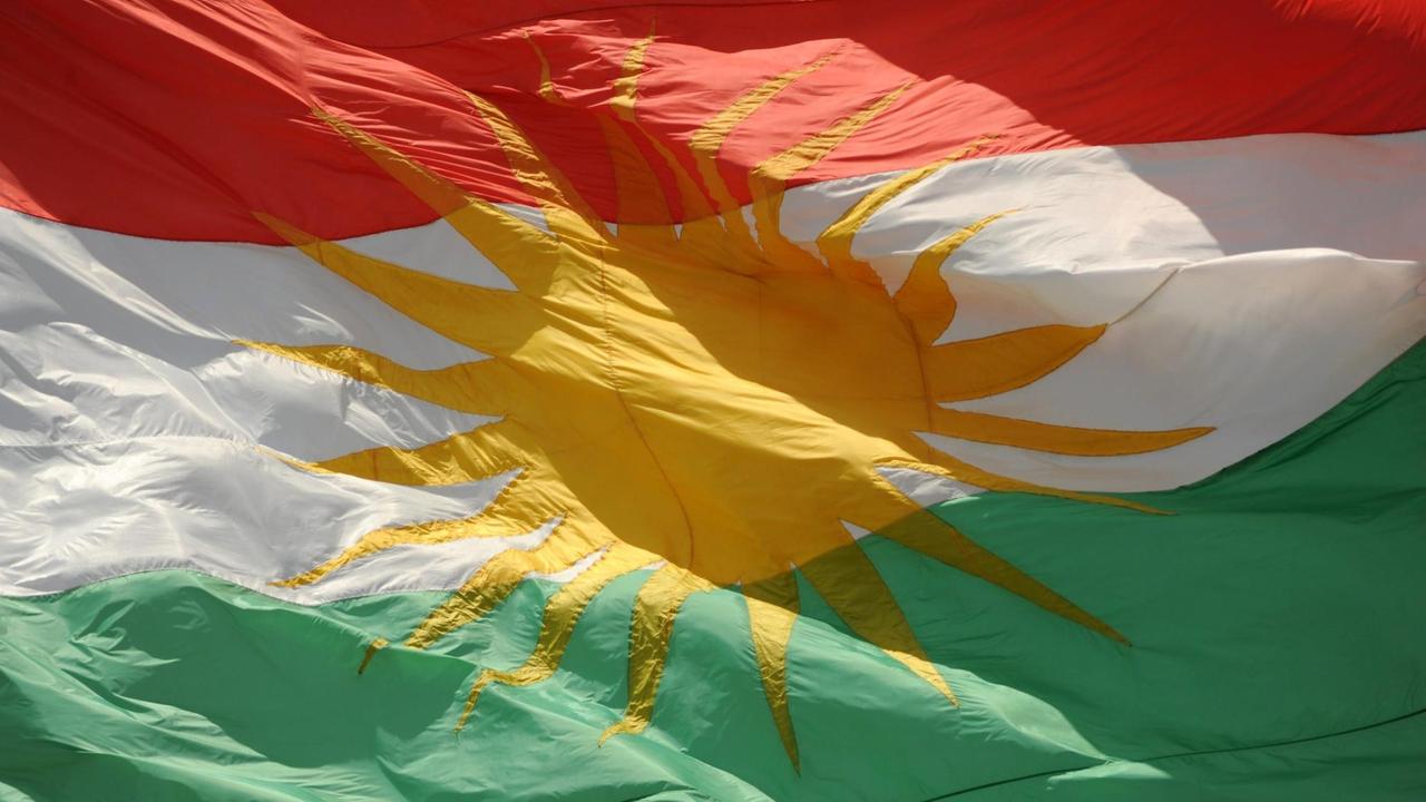 Die Flagge der Kurden weht am Parlament in Erbil im Nordirak.