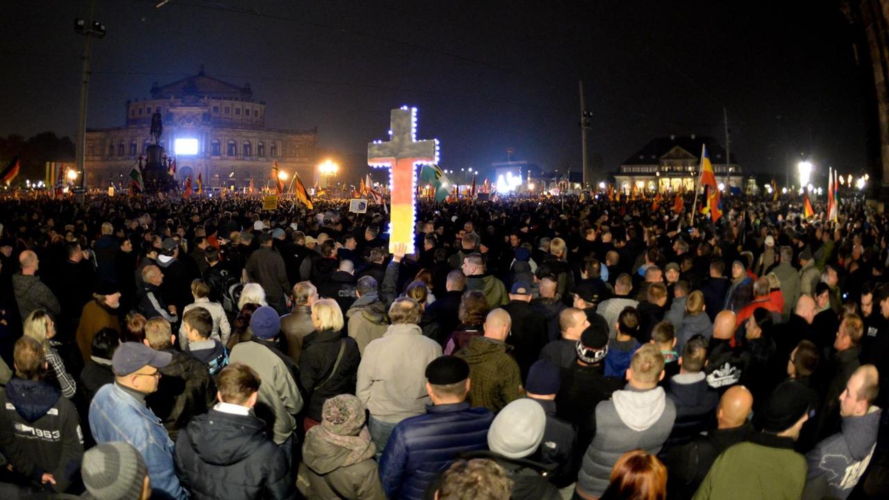 Pegida-Demonstranten haben sich am 19.10.2015 in Dresden (Sachsen) vor der Semperoper versammelt. Vor einem Jahr war Pegida (Patriotische Europäer gegen die Islamisierung des Abendlandes) in Dresden erstmals auf die Straße gegangen. Foto: Pegida-Demonstranten haben sich am 19.10.2015 in Dresden (Sachsen) vor der Semperoper versammelt. Vor einem Jahr war Pegida (Patriotische Europäer gegen die Islamisierung des Abendlandes) in Dresden erstmals auf die Straße gegangen. Foto: