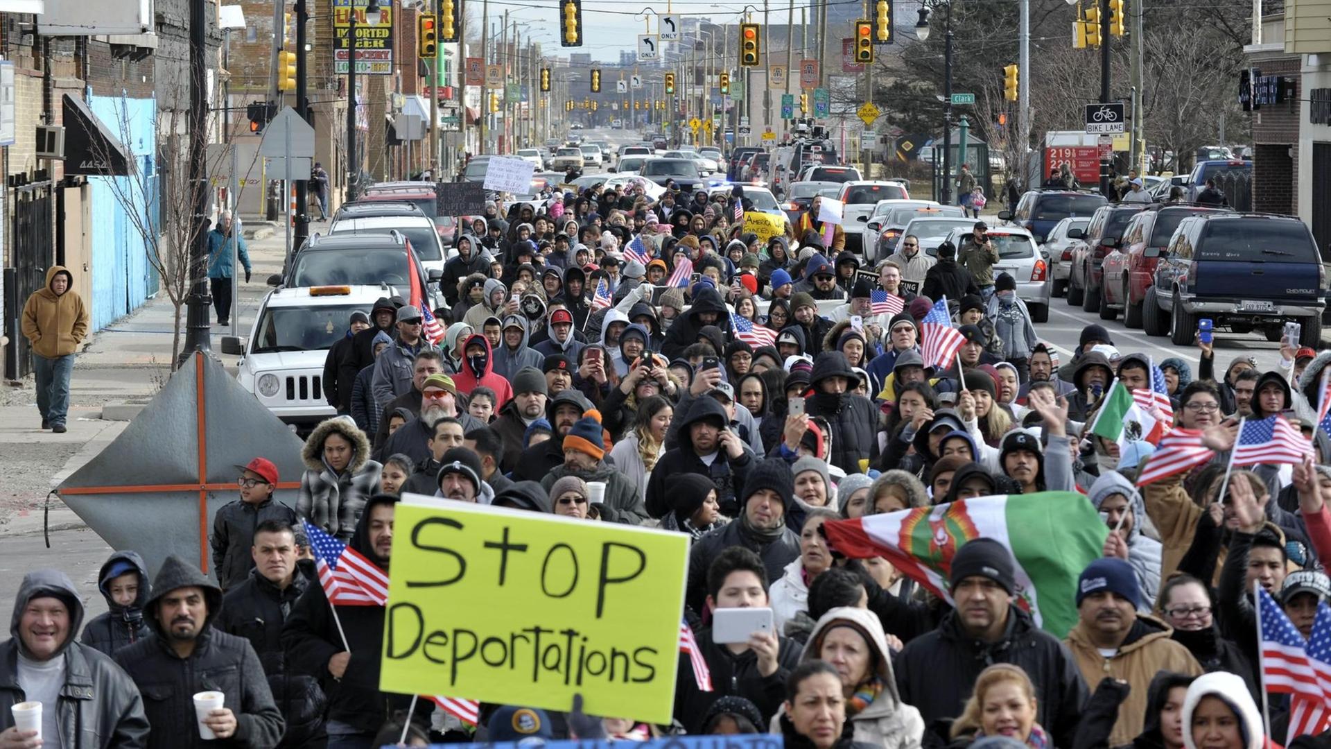 Hunderte Menschen demonstrieren am 16. Februar 2017 in Detroit, Michigan, als Teil der landesweiten Proteste "A Day Without Immigrants" Hunderte Menschen demonstrieren am 16. Februar 2017 in Detroit, Michigan, als Teil der landesweiten Proteste "A Day Without Immigrants"