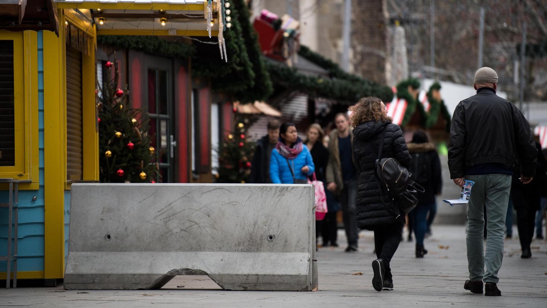 Schwere Betonsperren stehen am 24.11.2017 an den Eingängen zum Weihnachtsmarkt an der Gedächtniskirche in Berlin. Knapp ein Jahr nach dem islamistischen Terroranschlag, bei dem 12 Menschen getötet und mehr als 70 Menschen verletzt wurden, öffnen am 27.11.2017 wieder die Stände und Buden der Händler am Breitscheidplatz. Schwere Betonsperren stehen am 24.11.2017 an den Eingängen zum Weihnachtsmarkt an der Gedächtniskirche in Berlin. Knapp ein Jahr nach dem islamistischen Terroranschlag, bei dem 12 Menschen getötet und mehr als 70 Menschen verletzt wurden, öffnen am 27.11.2017 wieder die Stände und Buden der Händler am Breitscheidplatz.