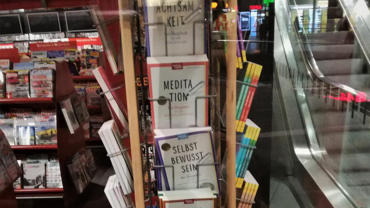 Ratgeber über Zeit in einer Bahnhofsbuchhandlung. Ratgeber über Zeit in einer Bahnhofsbuchhandlung.