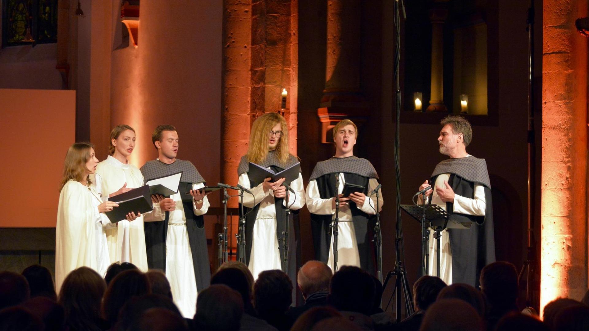Das Ensemble Heinavankar 2018 bei seinem Auftritt in der Basilika Knechtsteden, bekleidet mit langen Gewändern