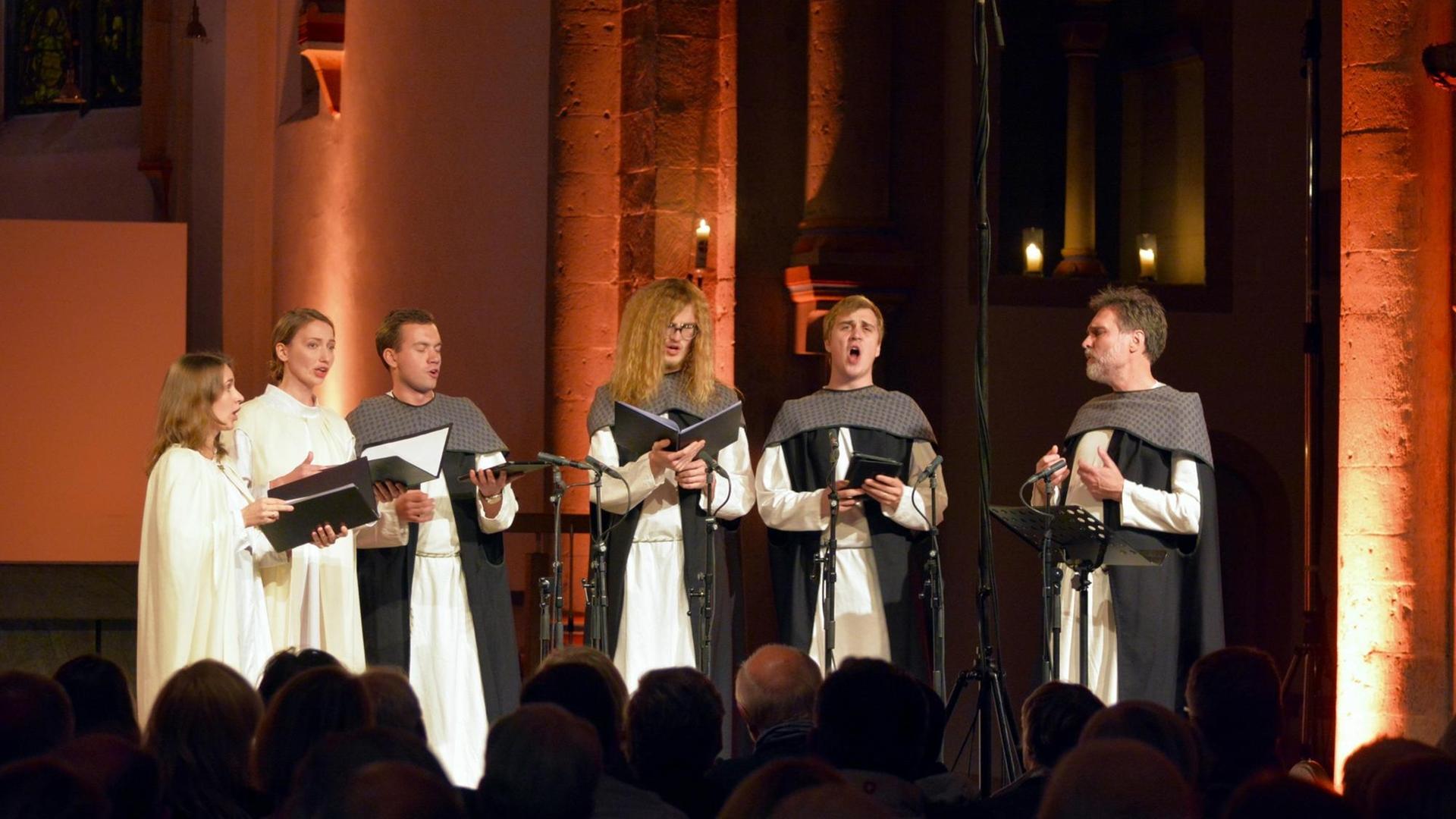 Das Ensemble Heinavankar 2018 bei seinem Auftritt in der Basilika Knechtsteden, bekleidet mit langen Gewändern Das Ensemble Heinavankar 2018 bei seinem Auftritt in der Basilika Knechtsteden, bekleidet mit langen Gewändern