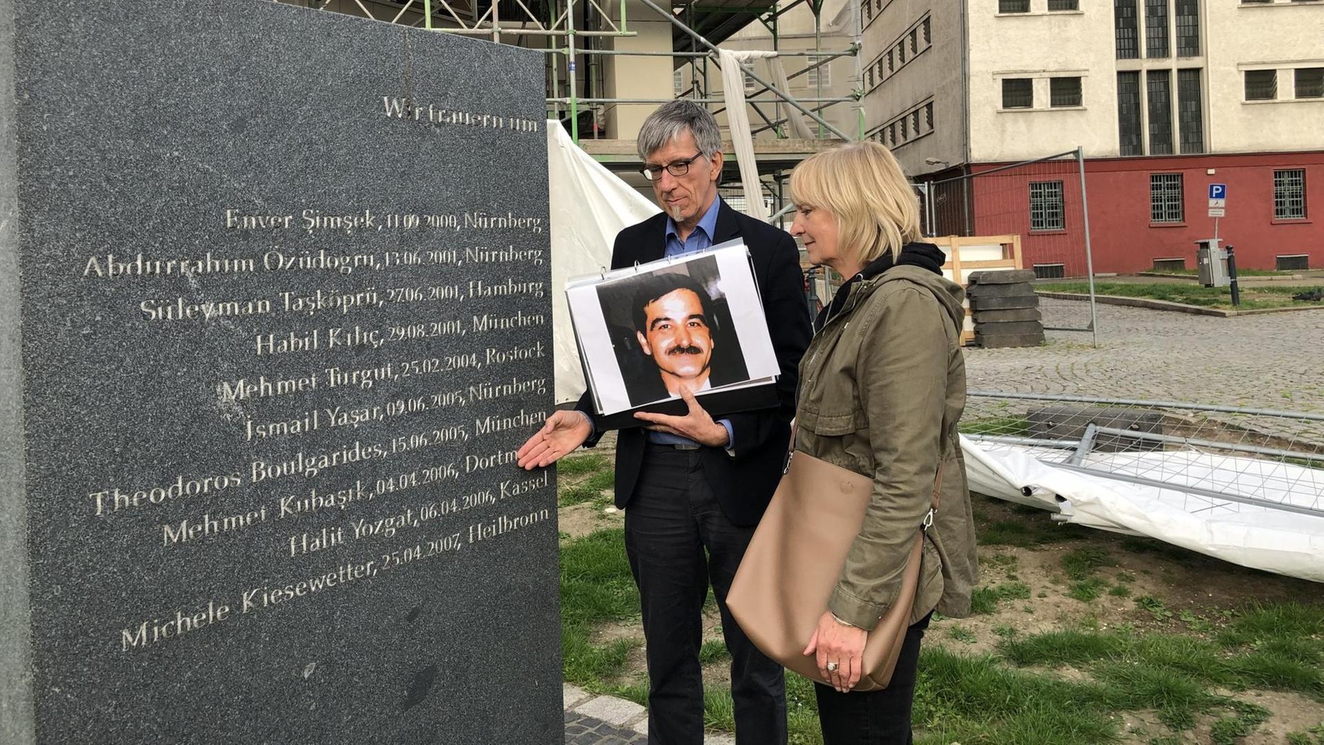 Friedrich Stiller und Sabine Fleiter am Mahnmal für Mehmet Kubasik, im Hintergrund das frühere Gestapo-Gefängnis Steinwache