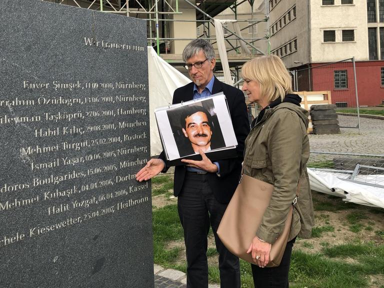 Friedrich Stiller und Sabine Fleiter am Mahnmal für Mehmet Kubasik, im Hintergrund das frühere Gestapo-Gefängnis Steinwache