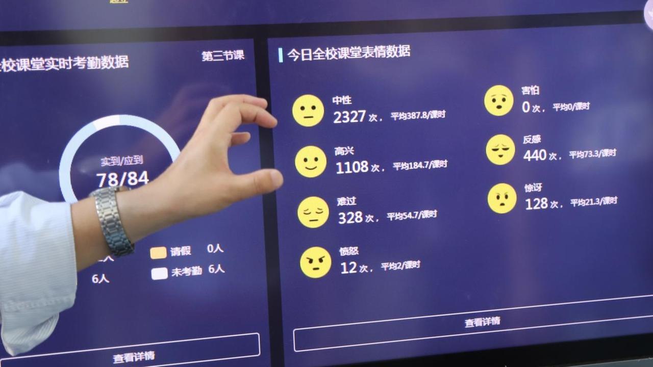 Blick auf einen Monitor mit unterschiedlichen Emojis: Kamera-Daten zum Gesichtsausdruck eines Schülers in der Hangzhou-Schule in China. Blick auf einen Monitor mit unterschiedlichen Emojis: Kamera-Daten zum Gesichtsausdruck eines Schülers in der Hangzhou-Schule in China.