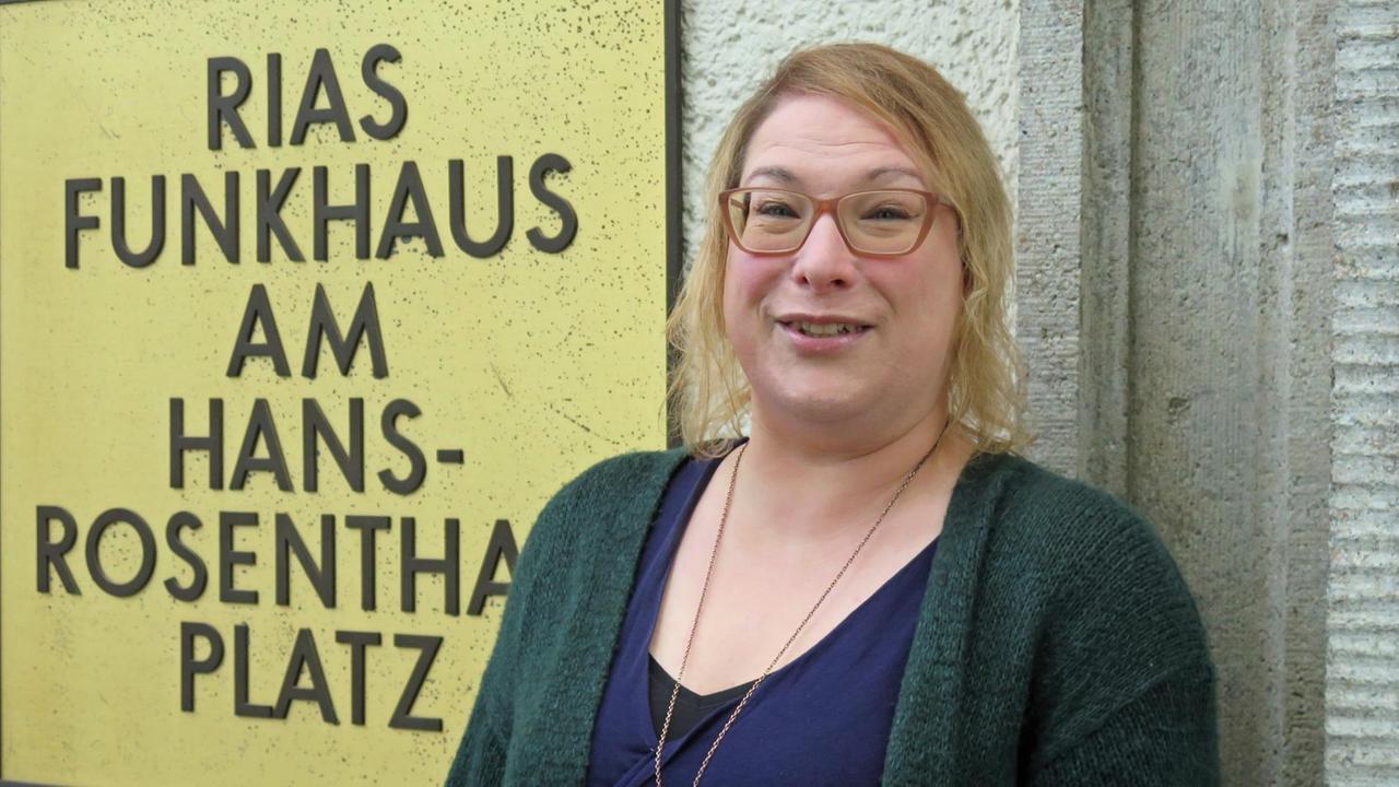 Die Autorin Susann Sitzler steht vor dem Rias-Gebäude in Berlin. Die Autorin Susann Sitzler steht vor dem Rias-Gebäude in Berlin.