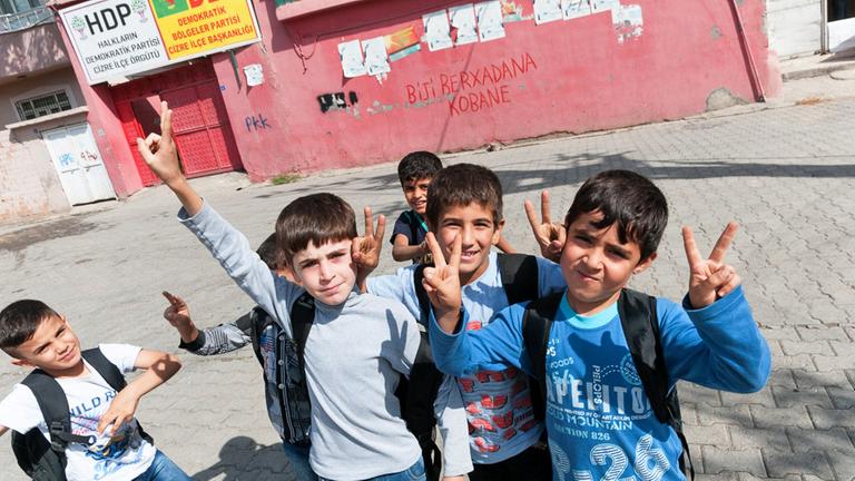 Jungen vor einem Büro der pro-kurdischen HDP-Partei in Cizre Jungen vor einem Büro der pro-kurdischen HDP-Partei in Cizre