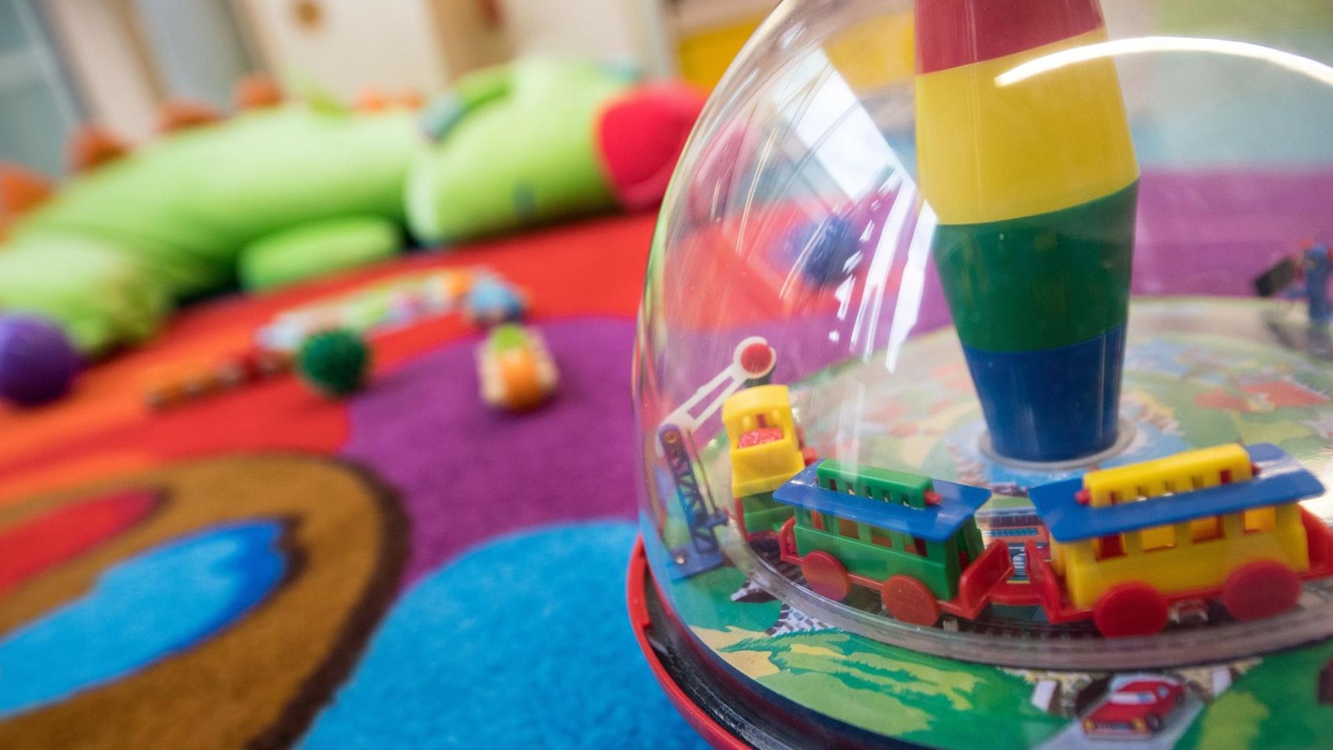 10.01.2018, Hessen, Offenbach: Ein Spielzeug-Zug im Aufenthaltsraum der städtischen Kita «Am Hafen». Ein Projekt in der Kindertagesstätte mit ungewöhnlich langen Öffnungszeiten droht zu scheitern, weil Erzieherinnen fehlen. (zu dpa "Noch vor dem Start: Langzeit-Betreuung für Kita-Kinder droht das Aus" vom 30.01.2018) Foto: Fabian Sommer/dpa | Verwendung weltweit 10.01.2018, Hessen, Offenbach: Ein Spielzeug-Zug im Aufenthaltsraum der städtischen Kita «Am Hafen». Ein Projekt in der Kindertagesstätte mit ungewöhnlich langen Öffnungszeiten droht zu scheitern, weil Erzieherinnen fehlen. (zu dpa "Noch vor dem Start: Langzeit-Betreuung für Kita-Kinder droht das Aus" vom 30.01.2018) Foto: Fabian Sommer/dpa | Verwendung weltweit