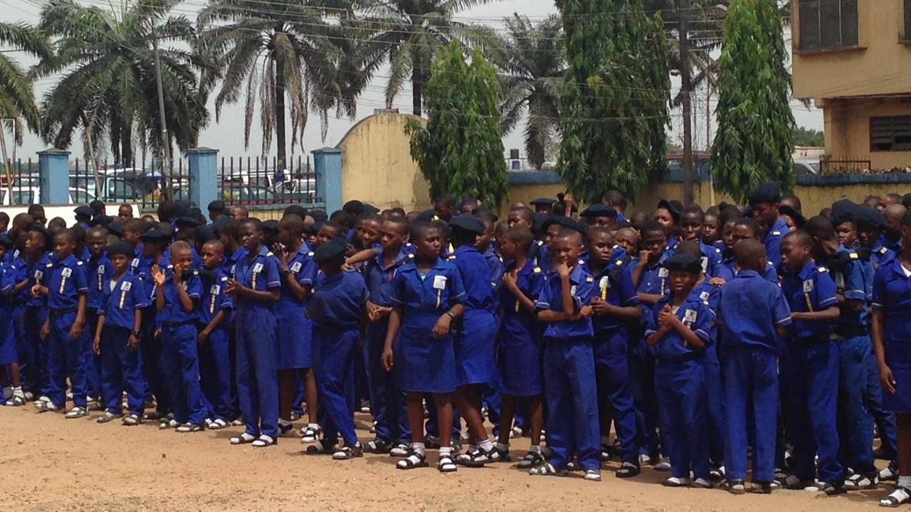 Schulkinder beim Appell im Rochas College, Nigeria. Schulkinder beim Appell im Rochas College, Nigeria.