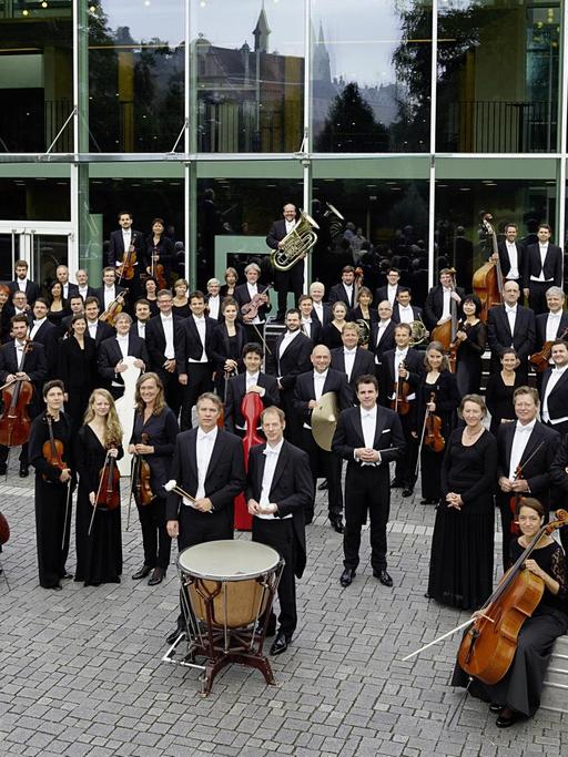 Die Bamberger Symphoniker vor ihrer Konzerthalle