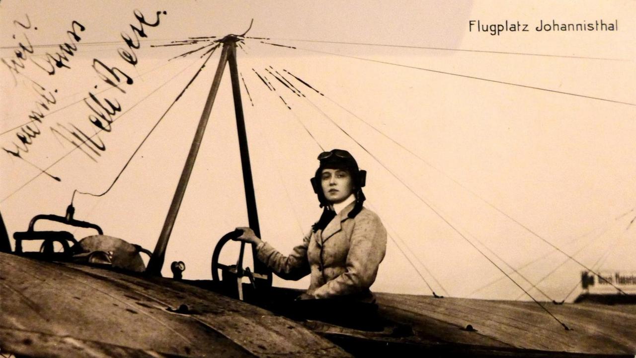 Signierte Postkarte mit einem Foto von von Melli Beese (1886-1925) in einem Flugzeug sitzend mit dem Hinweis "Frl. Beese auf Rumpler-Taube" Signierte Postkarte mit einem Foto von von Melli Beese (1886-1925) in einem Flugzeug sitzend mit dem Hinweis "Frl. Beese auf Rumpler-Taube"
