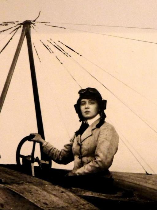 Signierte Postkarte mit einem Foto von von Melli Beese (1886-1925) in einem Flugzeug sitzend mit dem Hinweis "Frl. Beese auf Rumpler-Taube"