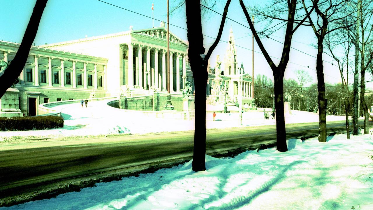 Das Parlamentsgebäude in der Wiener Ringstraße durch einen Effektfilter betrachtet. Das Parlamentsgebäude in der Wiener Ringstraße durch einen Effektfilter betrachtet.