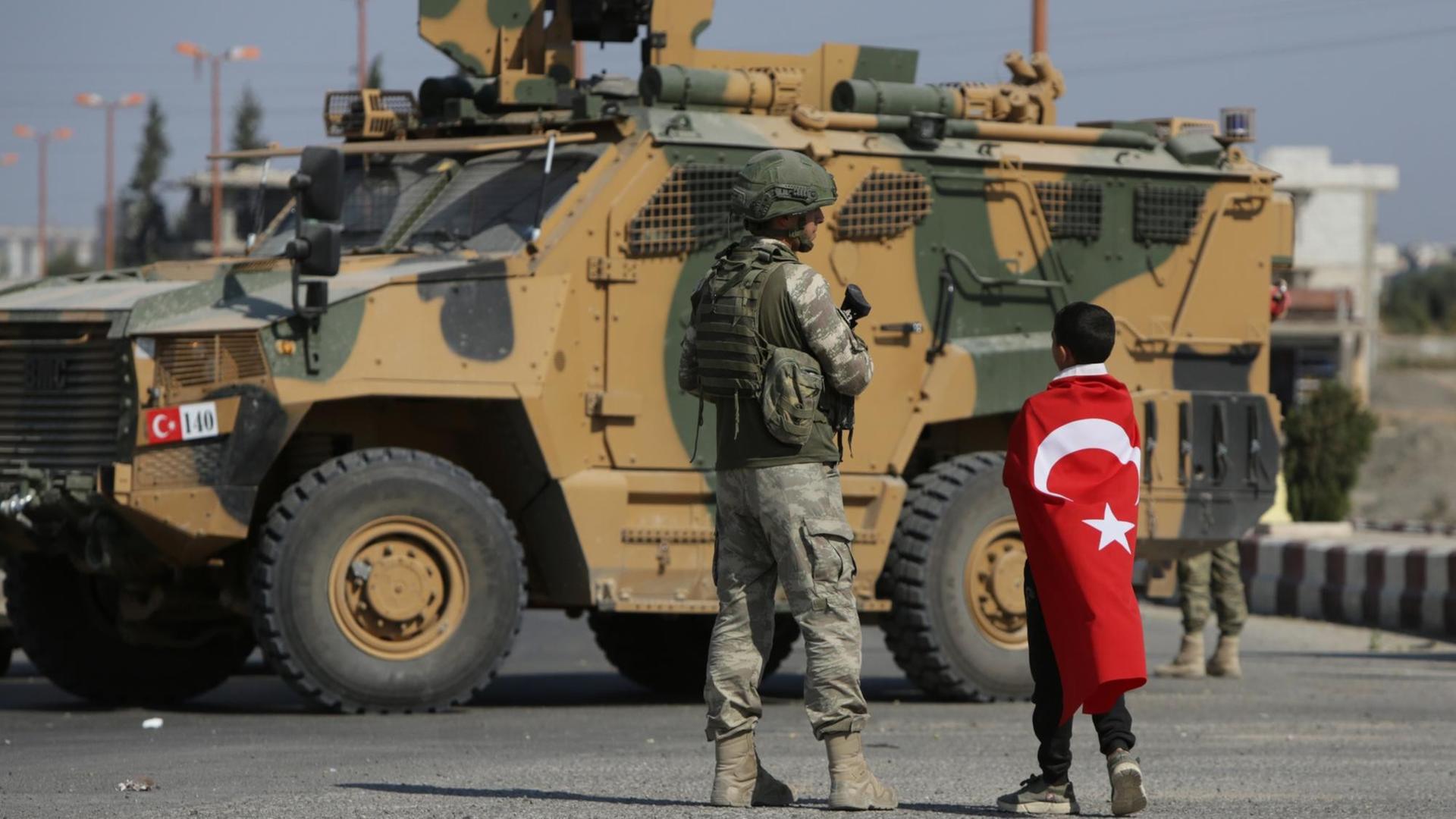 Türkische Soldaten patrouillieren in der nordsyrisch kurdischen Stadt Tal Abyad an der Grenze zwischen Syrien und der Türkei Türkische Soldaten patrouillieren in der nordsyrisch kurdischen Stadt Tal Abyad an der Grenze zwischen Syrien und der Türkei