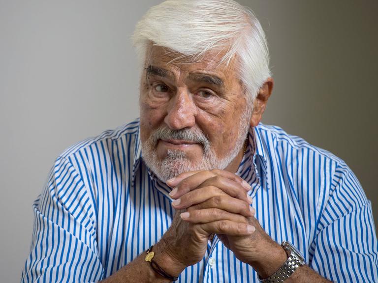 Der Schauspieler Mario Adorf posiert am 26.08.2015 anlässlich der Vorstellung seines Buchs "Schauen Sie mal böse - Geschichten aus meinem Schauspielerleben" in Frankfurt am Main. Foto: Andreas Arnold/dpa