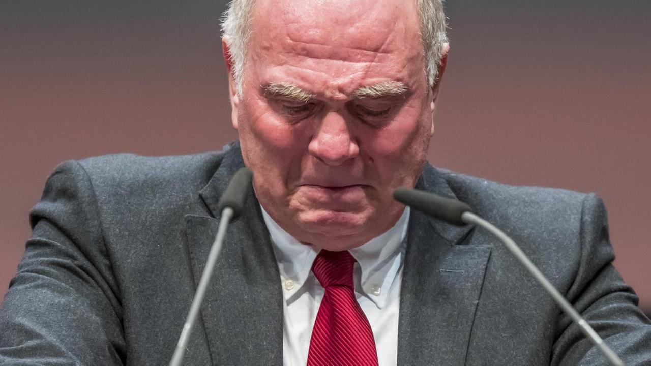 Uli Hoenß weint. Uli Hoenß weint.