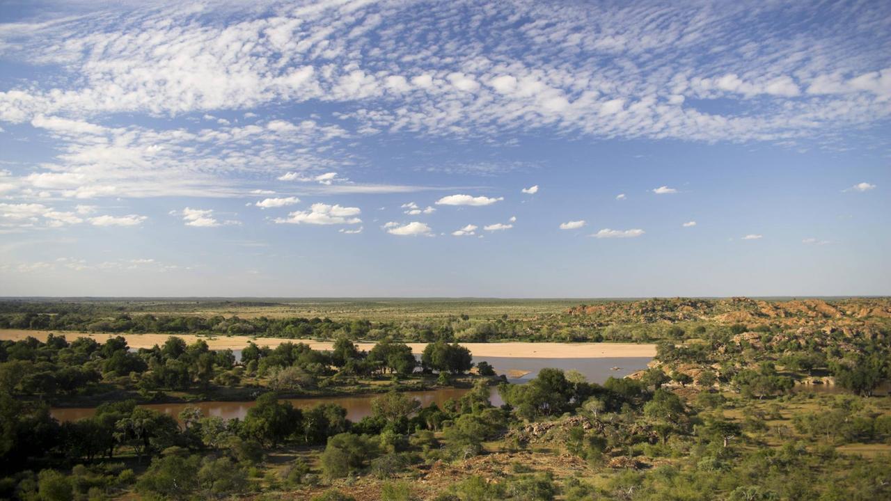 Ausblick im Mapungubwe-Nationalpark auf den Zusammenfluss von Limpopo und Shashi Ausblick im Mapungubwe-Nationalpark auf den Zusammenfluss von Limpopo und Shashi
