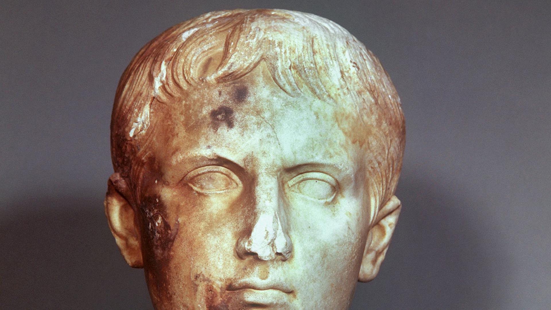 Die Kopfplastik des römischen Kaisers Augustus wurde 1961 bei Ausgrabungsarbeiten in Mainz gefunden. Undatierte Aufnahme. Die Kopfplastik des römischen Kaisers Augustus wurde 1961 bei Ausgrabungsarbeiten in Mainz gefunden. Undatierte Aufnahme.