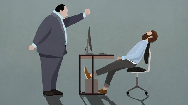 Ein wütender Chef schüttelt die Faust in Richtung eines schlafenden Angestellten am Schreibtisch (Illustration).