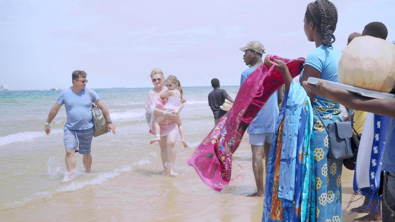Auf der Ilha dos Portugueses hat MSC eine eigene Beach Lounge errichtet. Hier sollen die Touristen essen, trinken, entspannen. Die Lokalbevölkerung hat keinen Zutritt. Auf der Ilha dos Portugueses hat MSC eine eigene Beach Lounge errichtet. Hier sollen die Touristen essen, trinken, entspannen. Die Lokalbevölkerung hat keinen Zutritt.