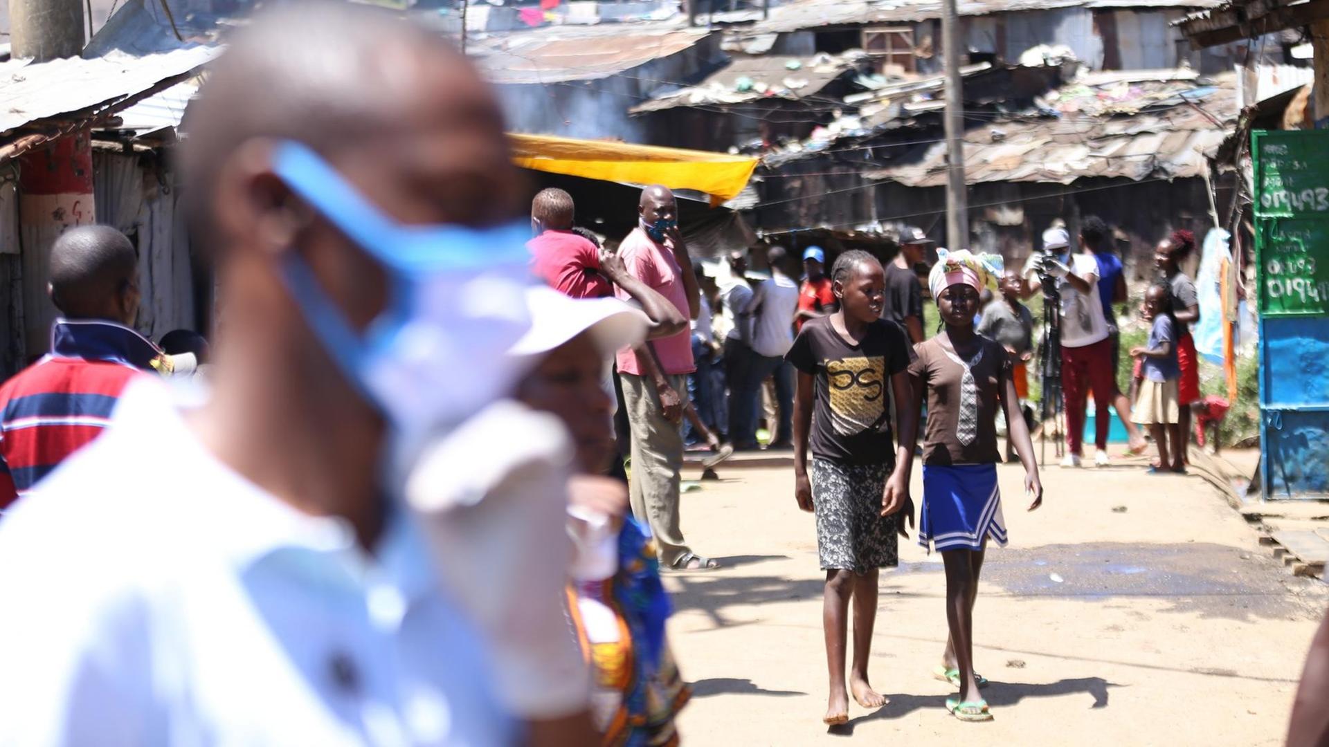 Menschen auf der Straße von Mathare, eine der zahlreichen informellen Siedlungen in der kenianischen Hauptstadt Nairobi Menschen auf der Straße von Mathare, eine der zahlreichen informellen Siedlungen in der kenianischen Hauptstadt Nairobi