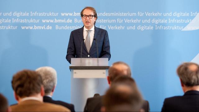 Bundesverkehrsminister Alexander Dobrindt (CSU), gibt am 22.04.2015 in Berlin im Verkehrsministerium eine Pressekonferenz. Dabei stellte der Minister die Ergebnisse der Nachuntersuchungen bei Diesel-Fahrzeugen vor.