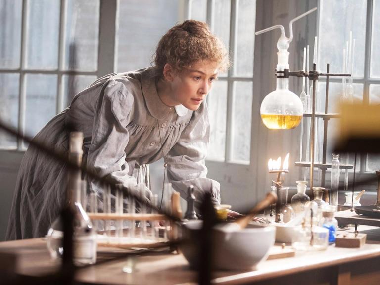 Filmszene aus "Marie Curie – Elemente des Lebens" mit Rosamund Pike, in der Rolle der Marie Curie