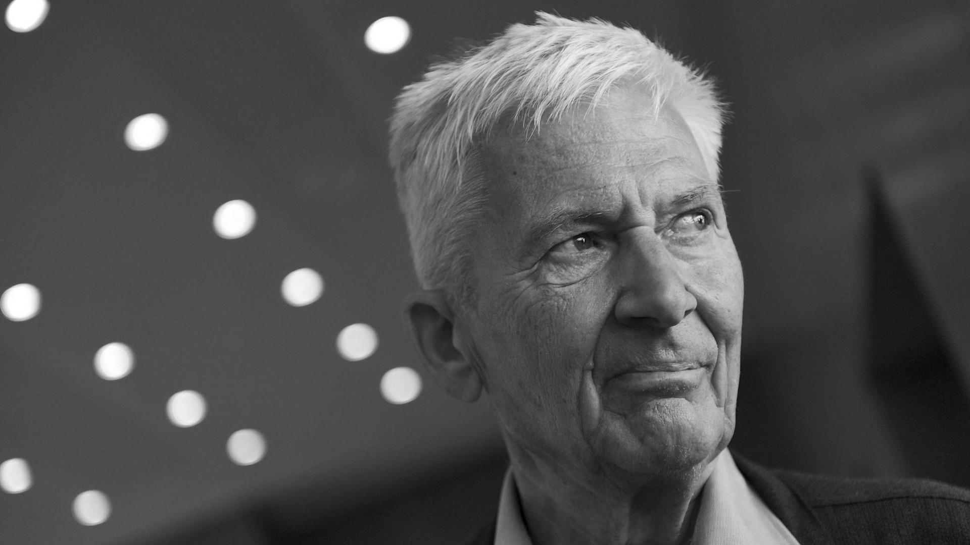 Der schwedische Schriftsteller Per Olov Enquist bei einer Preisverleihung im Jahr 2009 Der schwedische Schriftsteller Per Olov Enquist bei einer Preisverleihung im Jahr 2009