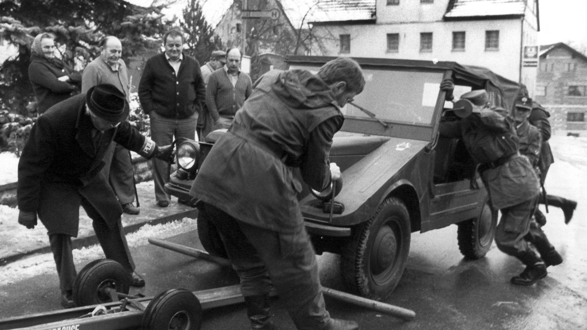 Polizisten transportieren am 30.1.1980 einen Jeep ab, der auf dem Grundstück von Karl-Heinz Hoffmann in Heroldsberg bei Nürnberg sichergestellt wurde. Polizisten transportieren am 30.1.1980 einen Jeep ab, der auf dem Grundstück von Karl-Heinz Hoffmann in Heroldsberg bei Nürnberg sichergestellt wurde.