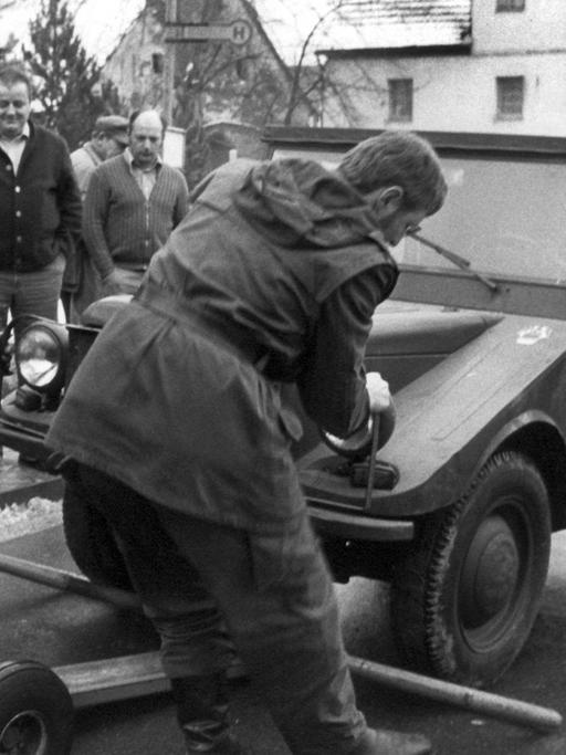 Polizisten transportieren am 30.1.1980 einen Jeep ab, der auf dem Grundstück von Karl-Heinz Hoffmann in Heroldsberg bei Nürnberg sichergestellt wurde.