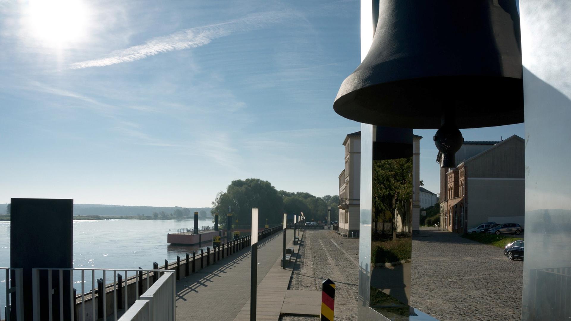 Die Friedensglocke auf der Oderpromenade in Frankfurt an der Oder. Die Friedensglocke auf der Oderpromenade in Frankfurt an der Oder.