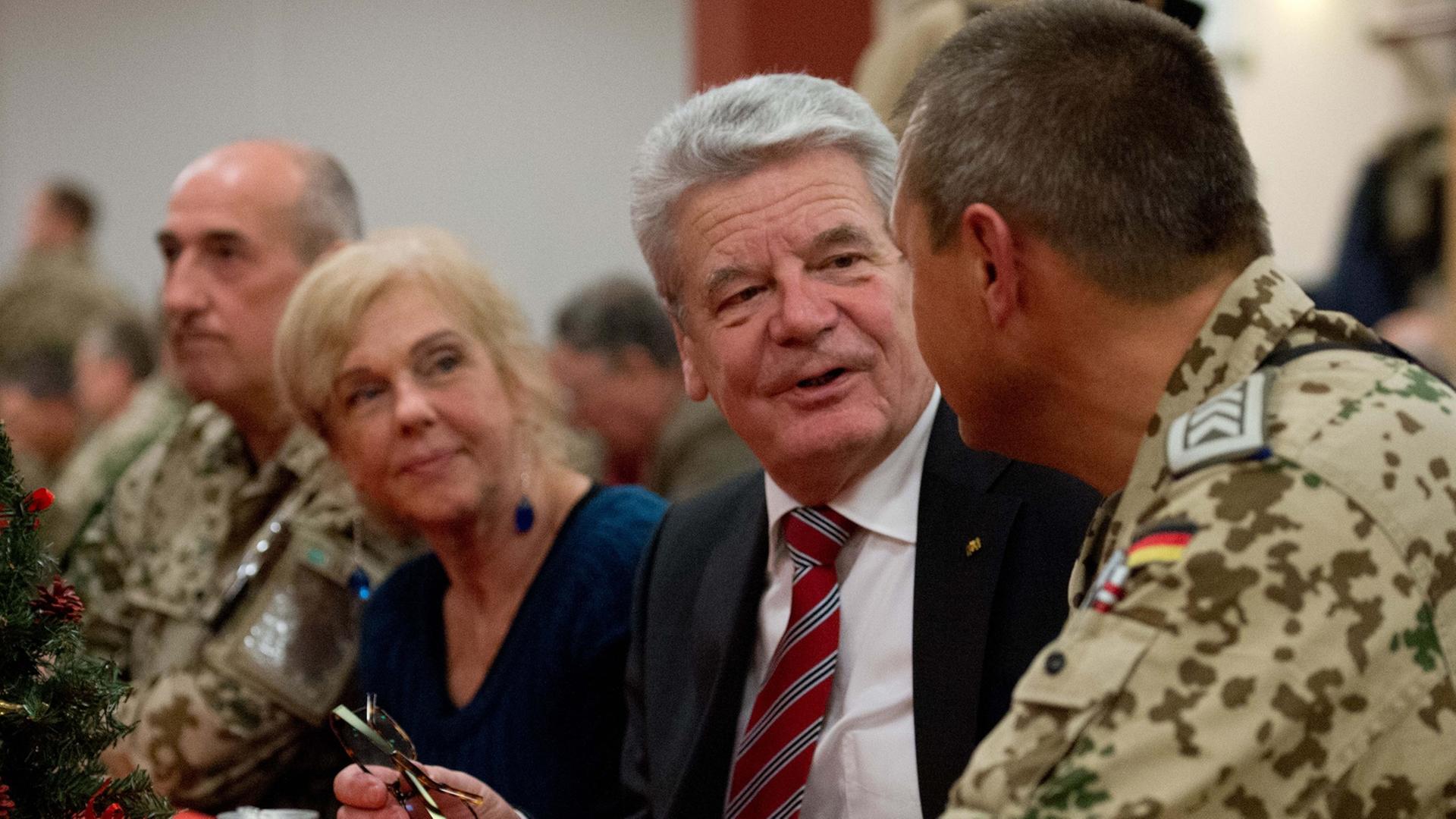 Bundespräsident Gauck Im Gespräch mit Bundeswehrsoldaten in Afghanistan