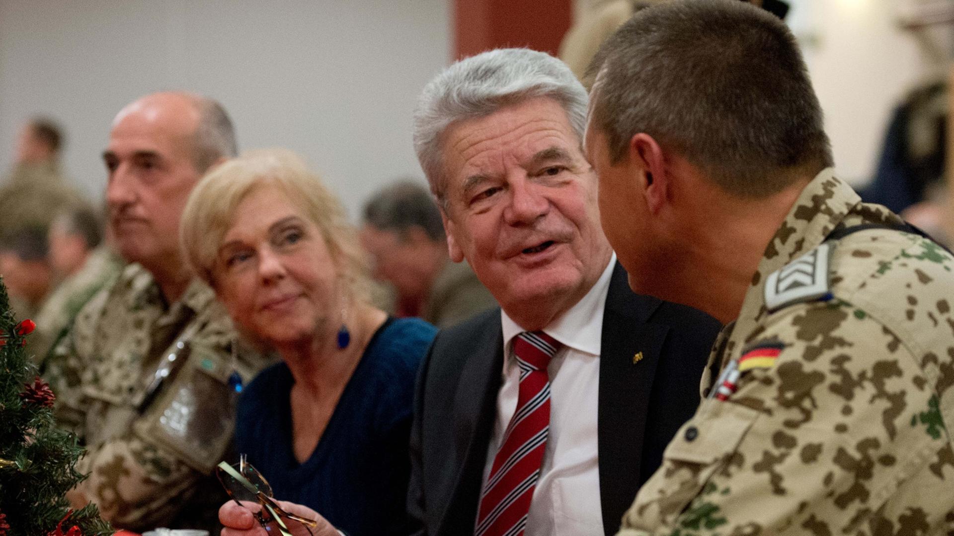 Bundespräsident Gauck Im Gespräch mit Bundeswehrsoldaten in Afghanistan Bundespräsident Gauck Im Gespräch mit Bundeswehrsoldaten in Afghanistan