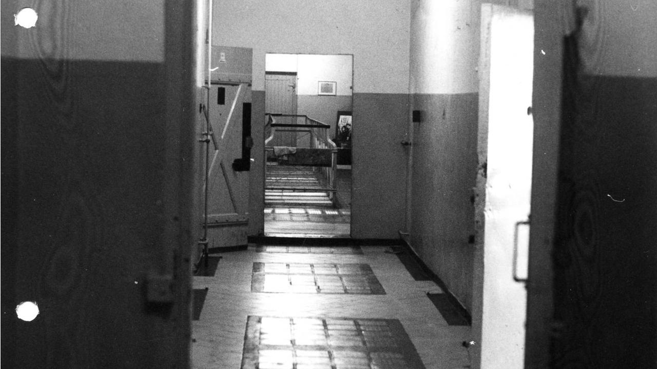 Gruppenbereich mit Einzelarrestzellen Gruppenbereich mit Einzelarrestzellen