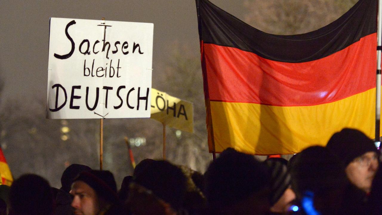 Teilnehmer der islamkritischen Pegida-Demonstration in Dresden. Teilnehmer der islamkritischen Pegida-Demonstration in Dresden.