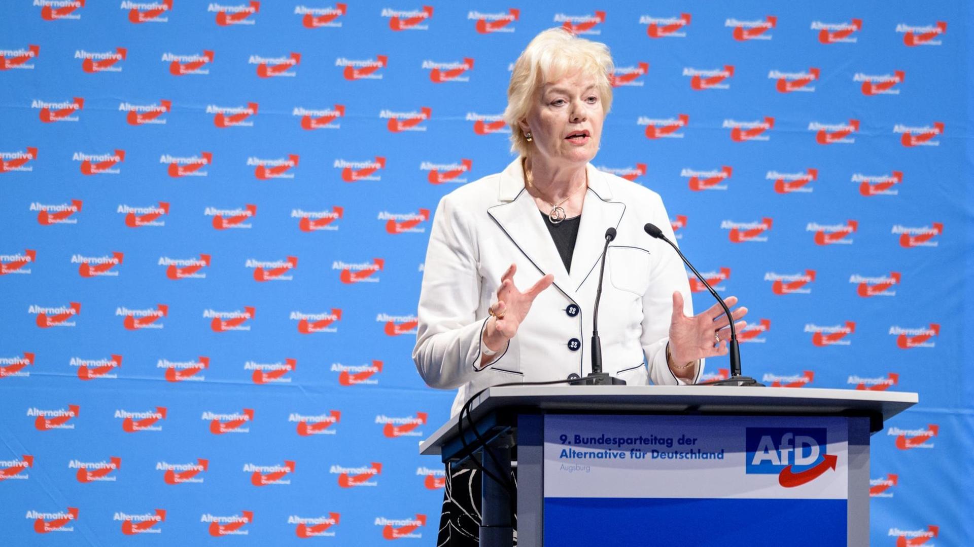 30.06.2018, Bayern, Augsburg: Erika Steinbach, Vorsitzende der Stiftung Desiderius-Erasmus, auf dem Bundesparteitag der AfD 30.06.2018, Bayern, Augsburg: Erika Steinbach, Vorsitzende der Stiftung Desiderius-Erasmus, auf dem Bundesparteitag der AfD