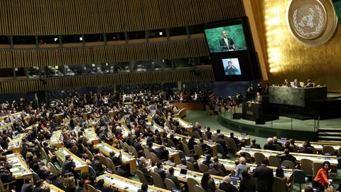 Blick in die UNO-Vollversammlung in New York. Auf einem Bildschirm ist US-Präsident Obama zu sehen.