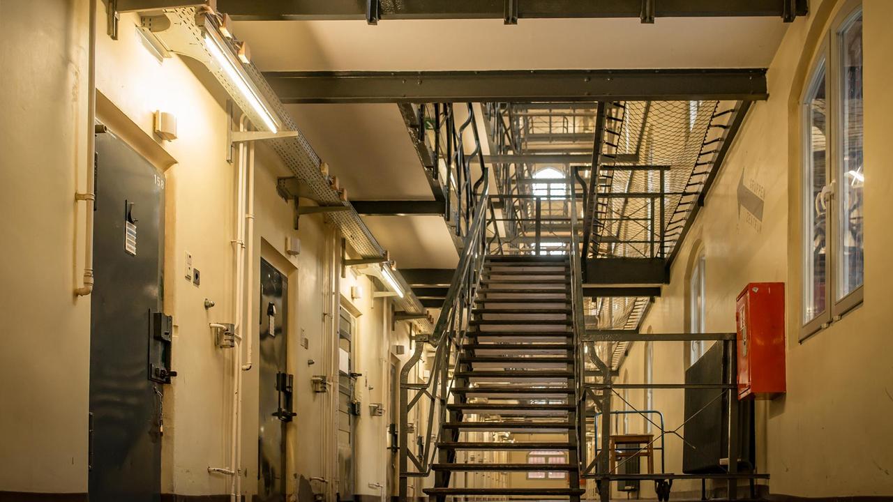 Blick in die Gänge der JVA Moabit Blick in die Gänge der JVA Moabit