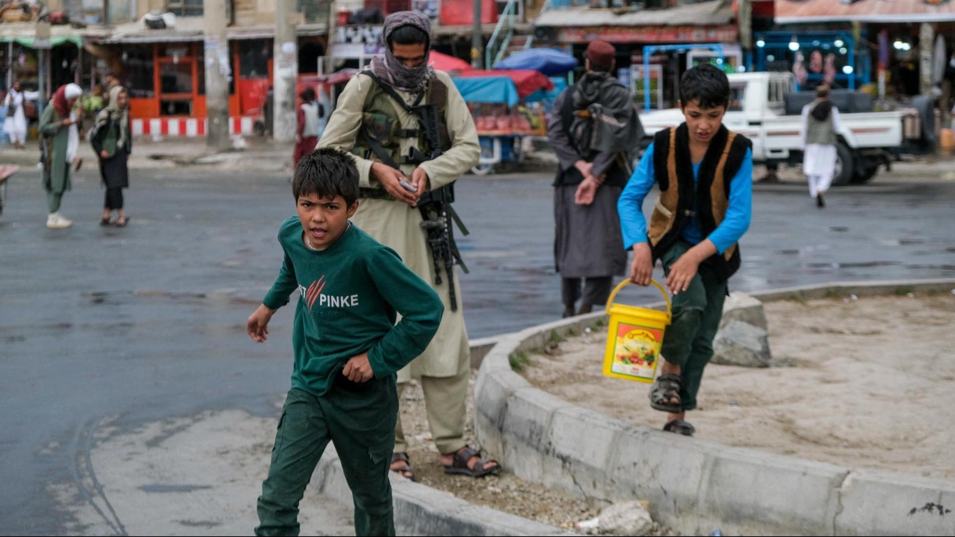 Jugendliche in einer Straße von Kabul, Afghanistan. Jugendliche in einer Straße von Kabul, Afghanistan.