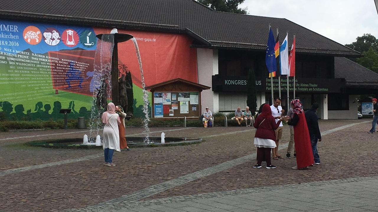 Foto vor dem Brunnen: Die arabischen Touristen in Garmisch-Patenkirchen mögen das Wasser.
