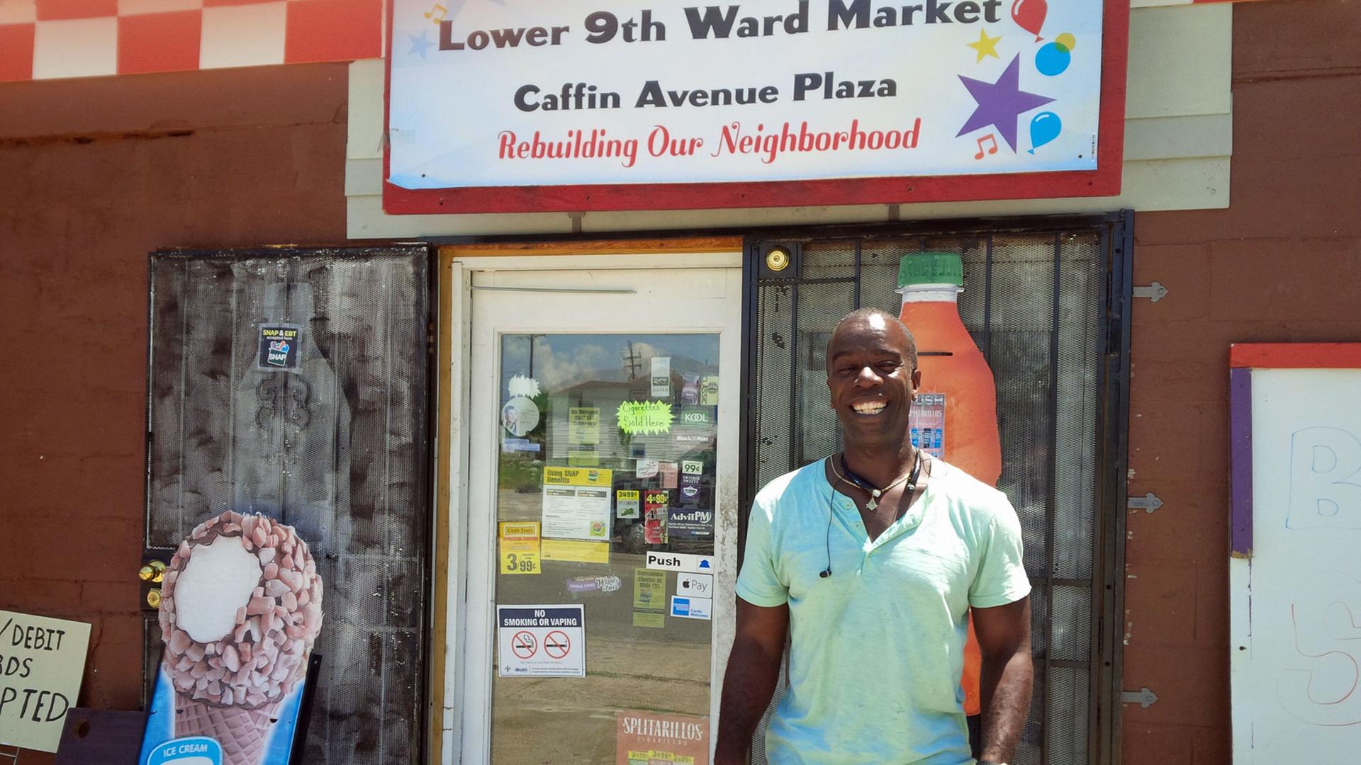 Burnell Cotlon ist der Inhaber des einzigen Lebensmittelgeschäftes im Lower Ninth Ward. Burnell Cotlon ist der Inhaber des einzigen Lebensmittelgeschäftes im Lower Ninth Ward.
