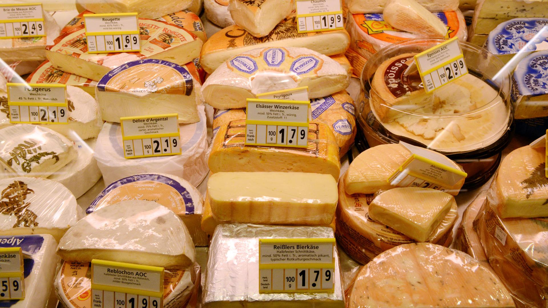 Käse in einer Käsetheke in Offenburg (Baden-Württemberg) in einer Filiale eines Edeka-Marktes
