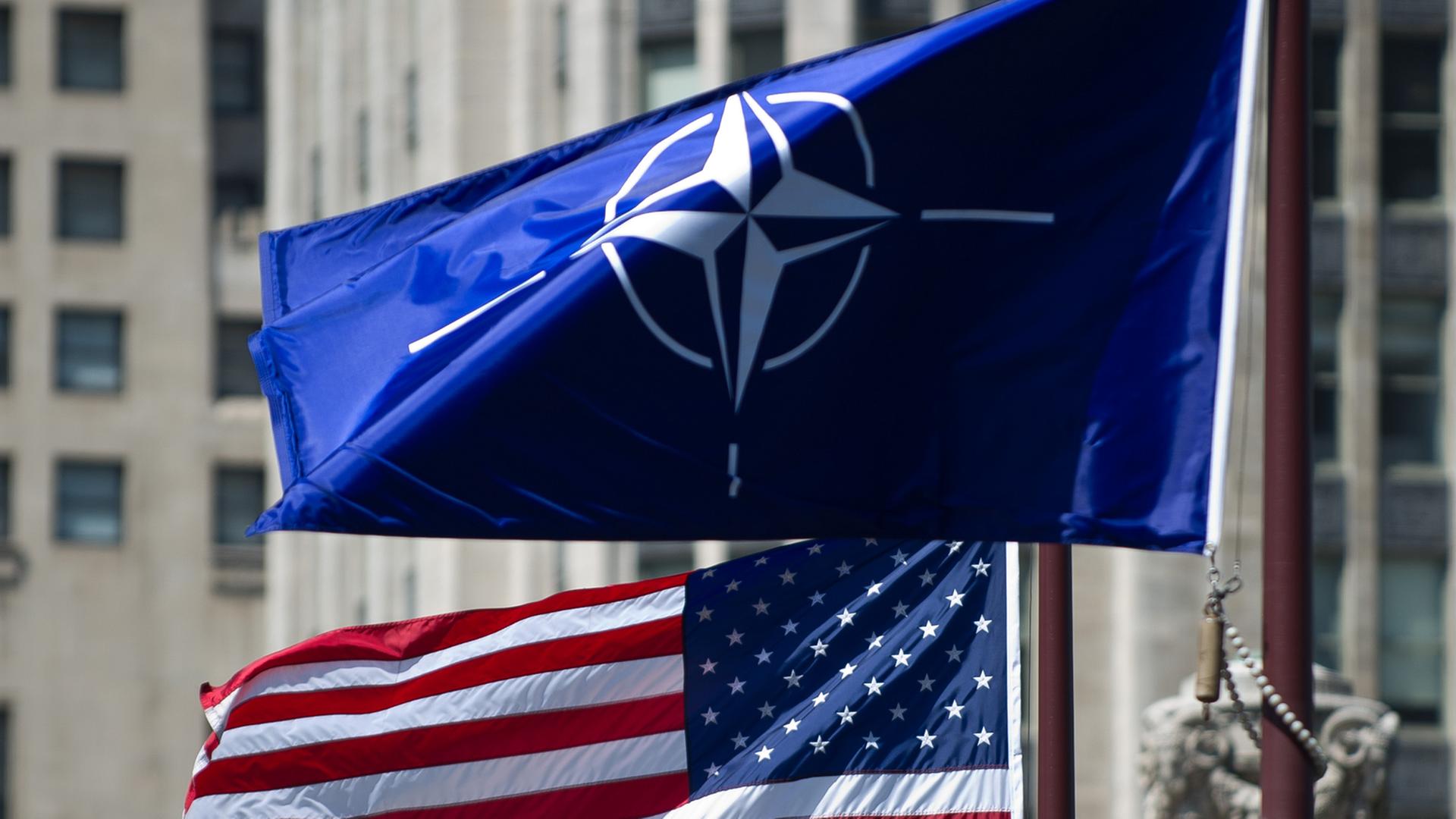 Die US-amerikanische und die NATO-Fahne wehen am Donnerstag (17.05.2012) im Stadtzentrum in Chicago. In der nordamerikanischen Stadt am Michigansee findet am 20. und 21.05.2012 der NATO-Gipfel statt. Die US-amerikanische und die NATO-Fahne wehen am Donnerstag (17.05.2012) im Stadtzentrum in Chicago. In der nordamerikanischen Stadt am Michigansee findet am 20. und 21.05.2012 der NATO-Gipfel statt.